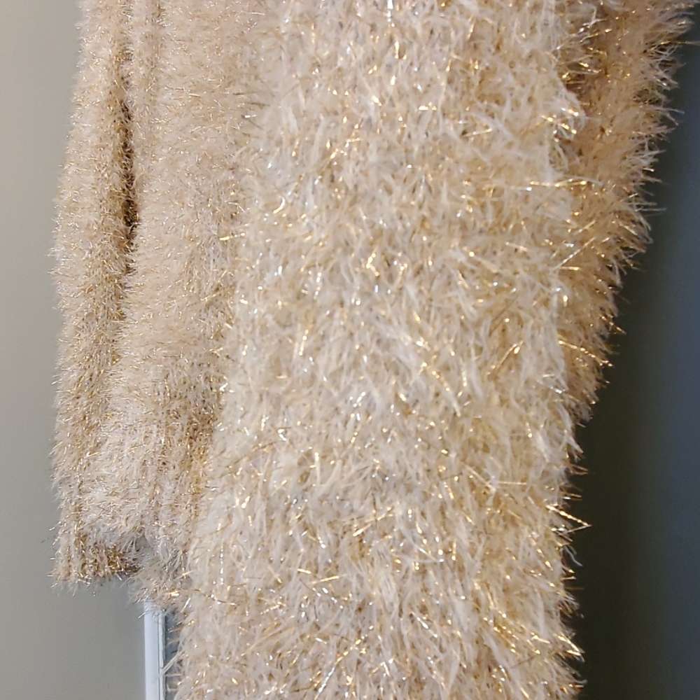 Fuzzy sweater - Picture 3 of 3